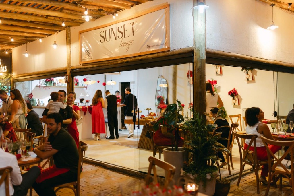 Ambiente interno sofisticado do Sunset Lounge com convidados